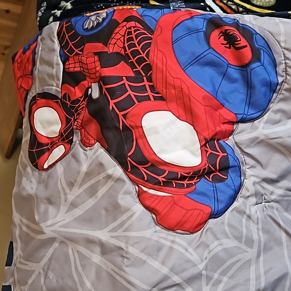 Spiderman baby/toddler sheets, comforter and pillow case - Picture 3 of 3